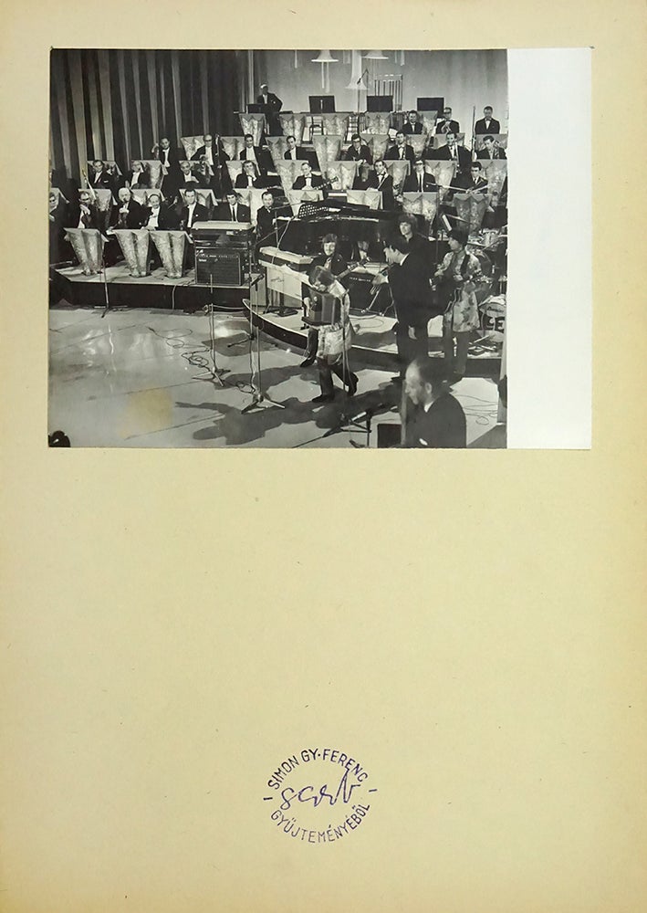 Item #2234 Szörényi Levente és az Illés-együttes az „Arany Mikrofon” díjat veszik át az 1968-as táncdalfesztiválon.