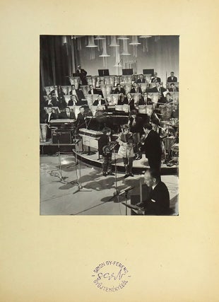 Szörényi Levente és az Illés-együttes az „Arany Mikrofon” díjat veszik át az 1968-as táncdalfesztiválon.