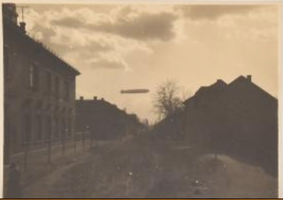 Item #3114 Landing of the LZ127 Graf Zeppelin airship in Csepel in Budapest, 5 photos